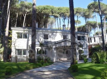 Casa de 5 ambientes, Cariló · En Dos Plantas, con Piscina y Sobre un Lote de 1.105 m²