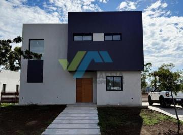 Casa · 164m² · 5 Ambientes · 2 Cocheras · Casa Chalet en Venta en Santa Emilia, Pilar del Este, Pilar