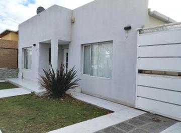 Casa · 150m² · 6 Ambientes · 1 Cochera · Casa en Alquiler 3 Dorm. con Amplio Quincho