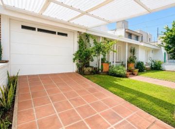 Casa · 139m² · 3 Ambientes · 2 Cocheras · Vende Casa B° Urca 3 Dorm. Apta Credito con Pileta