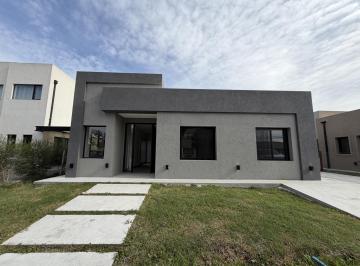 Casa · 148m² · 4 Ambientes · 3 Cocheras · Casa en Venta en Santo Tomás Pilar