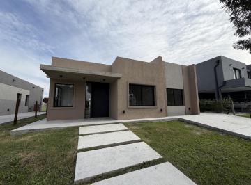 Casa · 150m² · 4 Ambientes · 3 Cocheras · Casa en Santo Tomas