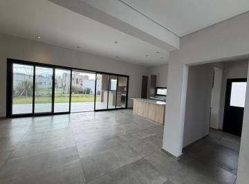 Casa · 159m² · 4 Ambientes · 3 Cocheras · Casa en Santo Tomás