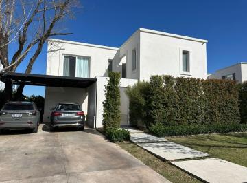 Casa · 400m² · 5 Dormitorios · 4 Cocheras · Casa en Barrio Barbarita