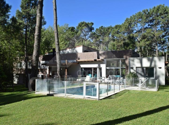Casa · 323m² · 6 Ambientes · 1 Cochera