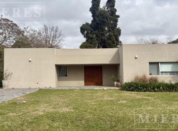 Casa · 154m² · 4 Ambientes · 4 Cocheras · Casa en Alquiler Anual en Los Laureles