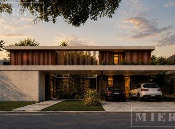 Casa · 293m² · 8 Ambientes · 2 Cocheras · Casa en Venta en Pilar Golf