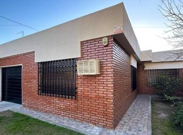 Casa · 90m² · 8 Ambientes · 1 Cochera · Casa de 3 Dorm. en Alquiler en Barrio Media Luna