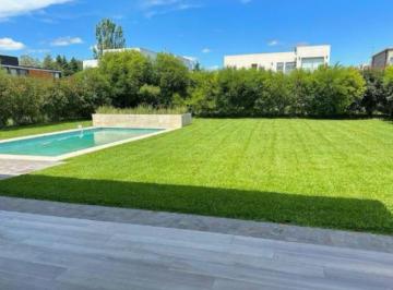 Casa · 220m² · 5 Ambientes · 2 Cocheras · Venta de Casa con 5 Ambientes, Barrio Los Naranjos, Canning