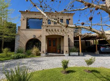 Casa · 295m² · 6 Ambientes · 2 Cocheras · Casa en Fincas de Iraola II
