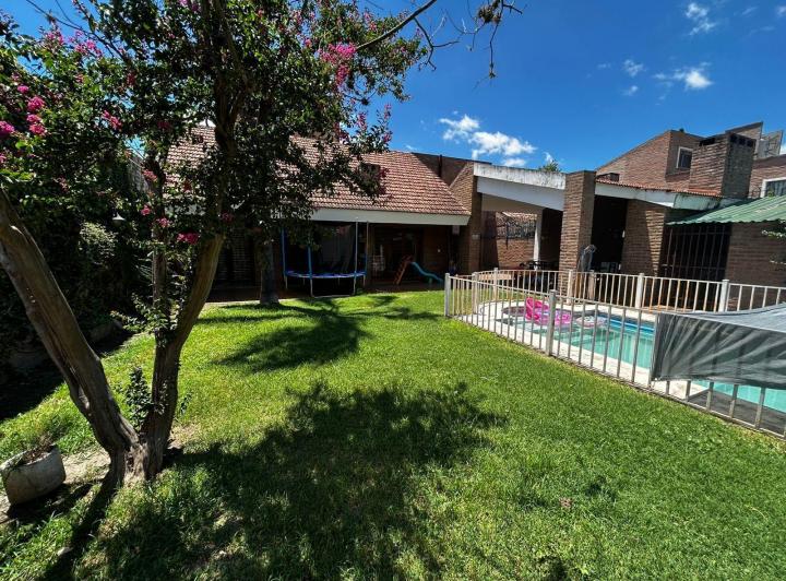 Casa · 252m² · 6 Ambientes · 2 Cocheras