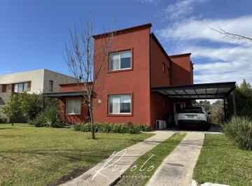 Casa · 140m² · 5 Ambientes · 1 Cochera · Casa en Venta, Barrio Cerrado