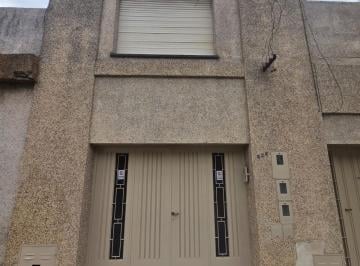 INGRESO POR COCHERA · Casa en Arroyito C/ Cochera + Comodin (Consultorio/oficina)