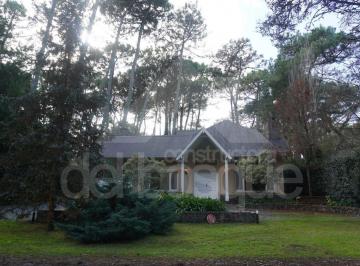 Casa de 7 ambientes, Cariló · Casa en Dos Plantas, con Piscina Climatizada, sobre Dos Lotes, Bellísimo Entorno.