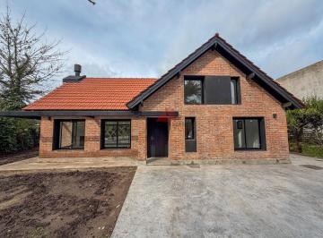 Casa · 160m² · 4 Ambientes · 1 Cochera · Casa Chalet en Venta en Mapuche Country Club, Pilar, G. B. a. Zona Norte