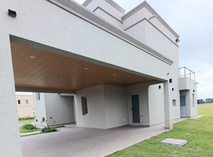 Casa · 210m² · 4 Ambientes · 2 Cocheras