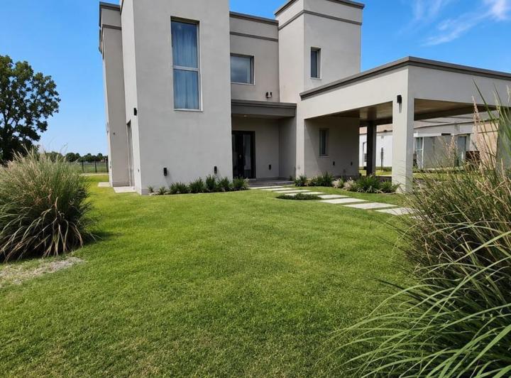 Casa · 210m² · 4 Ambientes · 2 Cocheras