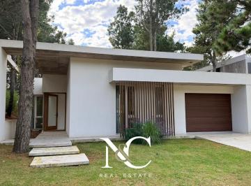 Casa · 220m² · 5 Ambientes · 1 Cochera · Casa en Venta en Costa Esmeralda a Estrenar con Gas Natural