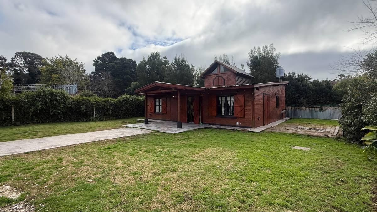 Excelente propiedad de 4 ambientes, ubicada en el barrio El Sosiego, sobre un amplio lote de 561 m².