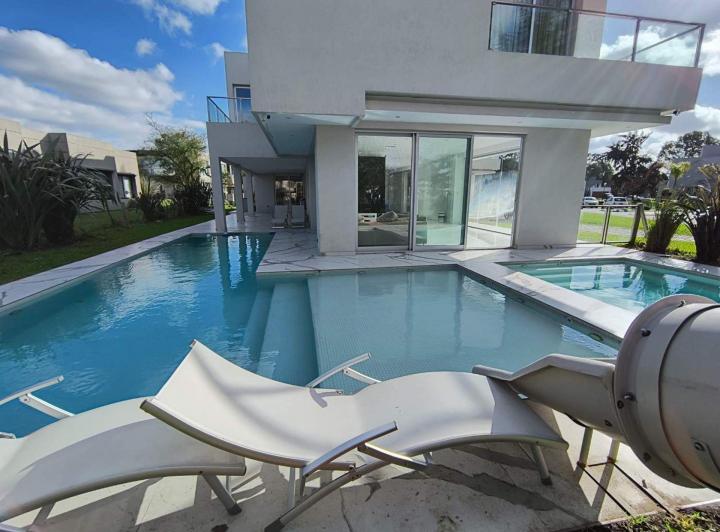 Casa · 500m² · 5 Ambientes · 3 Cocheras