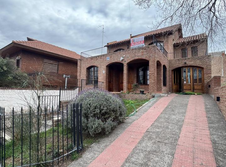 Casa · 280m² · 6 Ambientes · 3 Cocheras