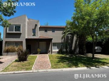 Casa · 220m² · 6 Ambientes · Apto Credito. 3 Dorm. y 2 Playroom.