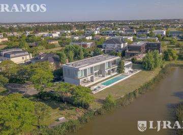 Casa · 890m² · 8 Ambientes · 3 Cocheras · Casa a La Laguna, con 4 Dorm. en Venta en El Golf - Nordelta