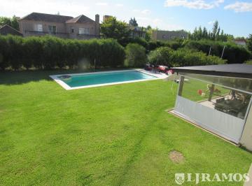 Casa · 218m² · 6 Ambientes · 1 Cochera · 4 Dorm. y Escritorio/playroom. Lote Interno.