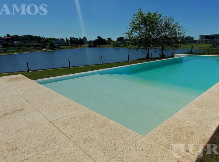 Casa · 266m² · 7 Ambientes · 1 Cochera