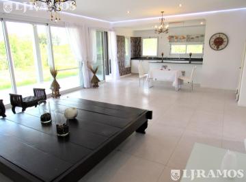 Casa · 190m² · 5 Ambientes · Incluye Amarra. Sin Muebles. Lote Interno. Pileta. Excelente Calidad.