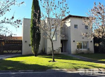 Casa · 244m² · 7 Ambientes · 2 Cocheras · Casa en Alquiler Sin Muebles en Santa Catalina Villanueva