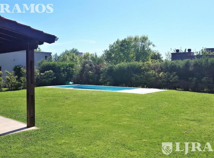 Casa · 244m² · 7 Ambientes · 1 Cochera