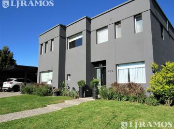 Casa · 214m² · 7 Ambientes · Casa en Santa Catalina