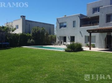 Casa · 250ha · 5 Ambientes · 1 Cochera · Casa en Talar del Lago II - Lote Interno - Moderna