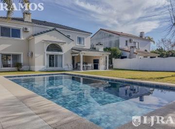 Casa · 250m² · 7 Ambientes · 3 Cocheras · Lote Interno. Apta Credito. 4 Dorm. en Barrancas del Lago
