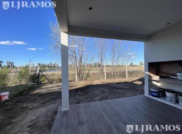 Casa · 150m² · 2 Cocheras · Casa en Venta en Vila Marina II