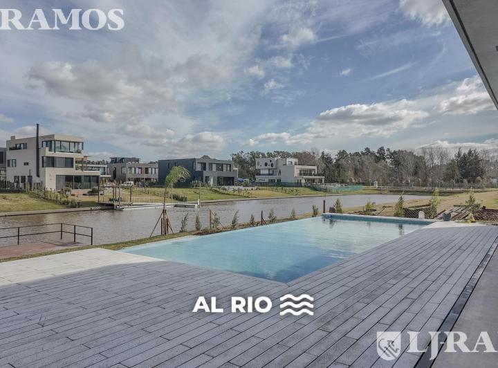 Casa · 435m² · 8 Ambientes · 3 Cocheras