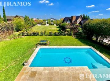 Casa · 400m² · 7 Ambientes · 2 Cocheras · 4 Dorm. y Escritorio. Lote Interno.
