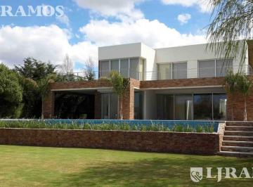 Casa · 450m² · 6 Ambientes · Casa a La Laguna con 4 Dorm. en Alquiler en Santa Barbara