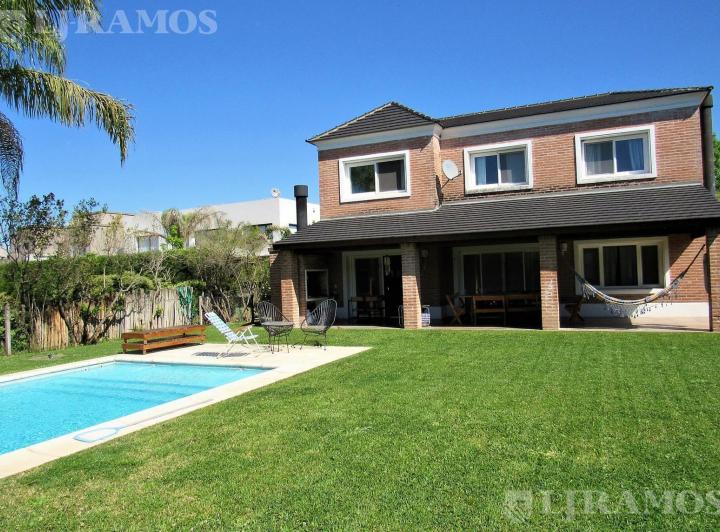 Casa · 230m² · 6 Ambientes · 3 Cocheras