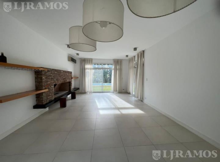 Casa · 239m² · 6 Ambientes · 2 Cocheras