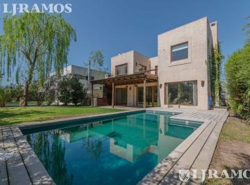 Casa · 205m² · 7 Ambientes · Lote Interno. Apta Credito.