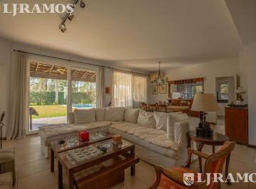 Casa · 170m² · 4 Ambientes · 2 Cocheras · Casa en Una Sola Planta en Venta Y/o Alquiler en Santa Bárbara.