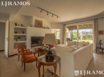 Casa · 170m² · 4 Ambientes · 2 Cocheras · Casa en Una Sola Planta en Venta Y/o Alquiler en Santa Bárbara.