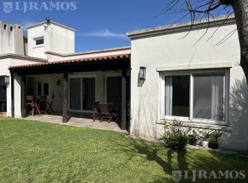 Casa · 170m² · 4 Ambientes · 2 Cocheras · Casa en Una Sola Planta en Venta Y/o Alquiler en Santa Bárbara.