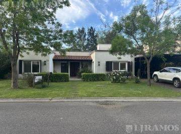 Casa · 170m² · 4 Ambientes · 2 Cocheras · Casa en Una Sola Planta en Venta Y/o Alquiler en Santa Bárbara.