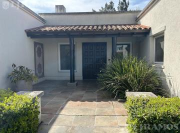 Casa · 170m² · 4 Ambientes · 2 Cocheras · Casa en Una Sola Planta en Venta Y/o Alquiler en Santa Bárbara.