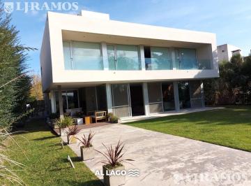 Casa · 240m² · 7 Ambientes · 3 Dorm. y Area Servicio. Apto Credito.