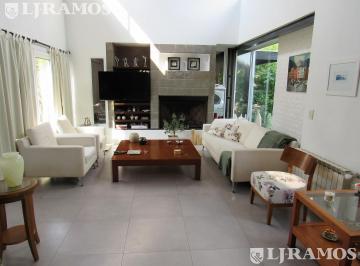 Casa · 232m² · 7 Ambientes · 2 Cocheras · 4 Dorm. y Escritorio. Apto Credito.