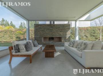 Casa · 1148m² · 7 Ambientes · 2 Cocheras · Casa con 3 Dorm. Mas Dependencia en Venta / Alquiler en El Encuentro.